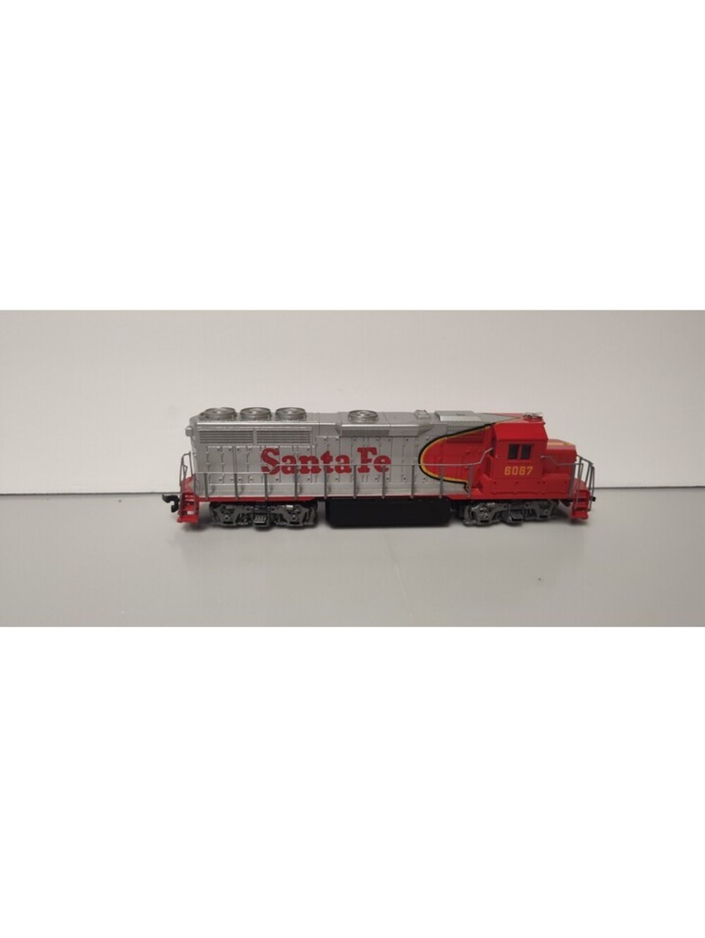 Bachmann HO Scale Santa Fe GP40 #6067 Diesel Locomotive Track Tested Video